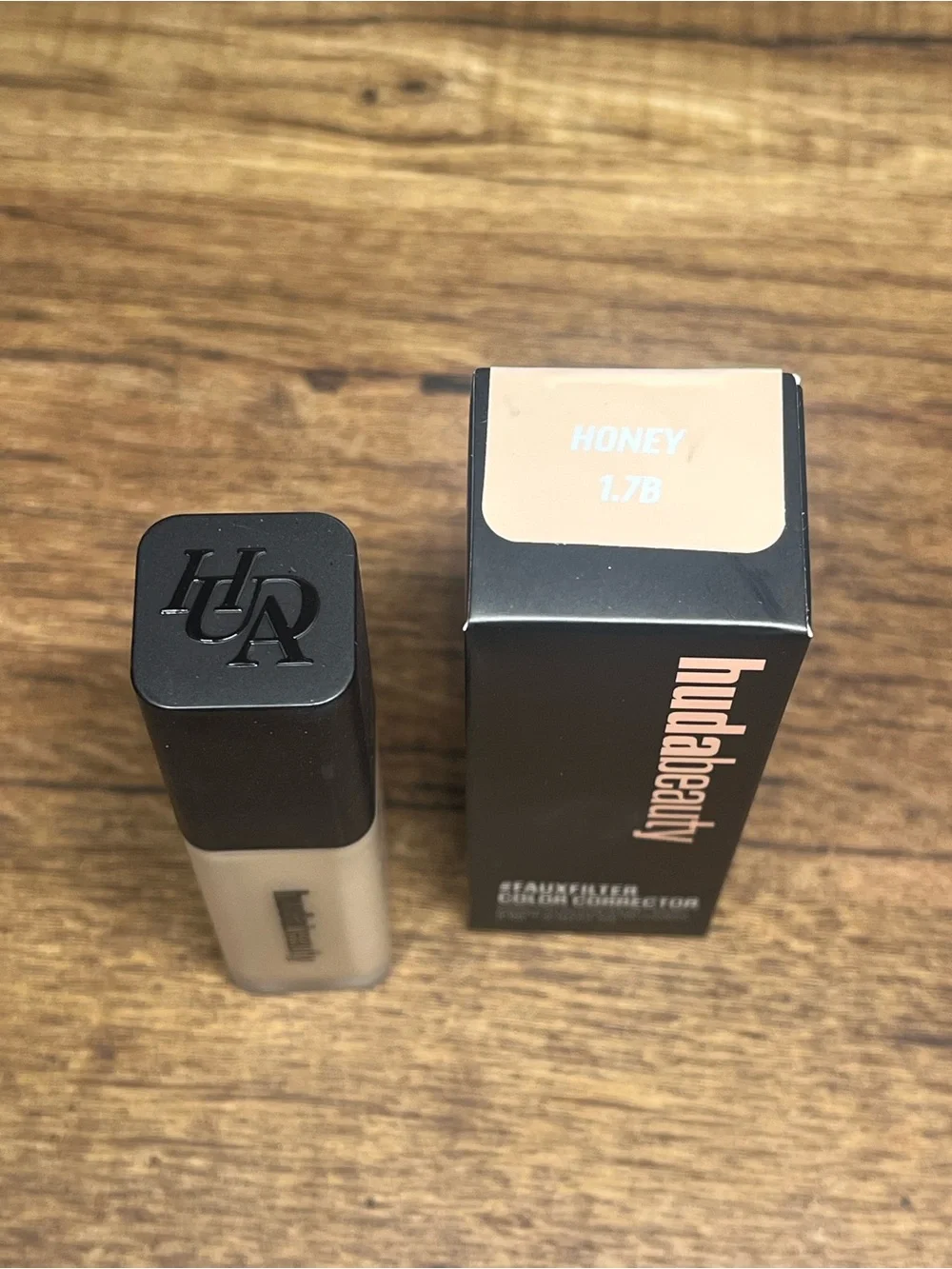 HUDA BEAUTY #FauxFilter Concealer - Honey 1.7B
